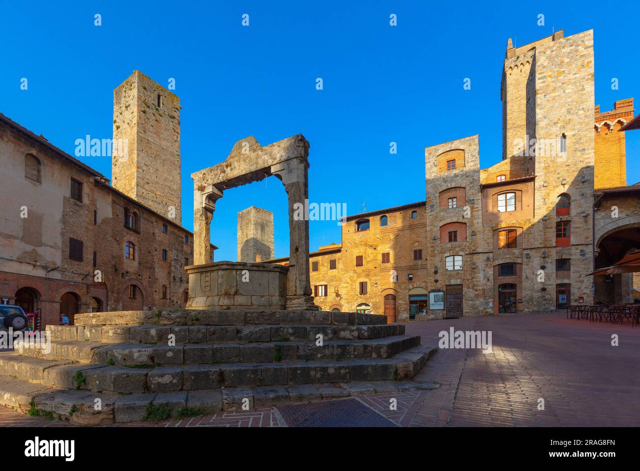 Piazza della Cisterna, San Gimignano, Siena, Tuscany, Italy Stock Photo ...