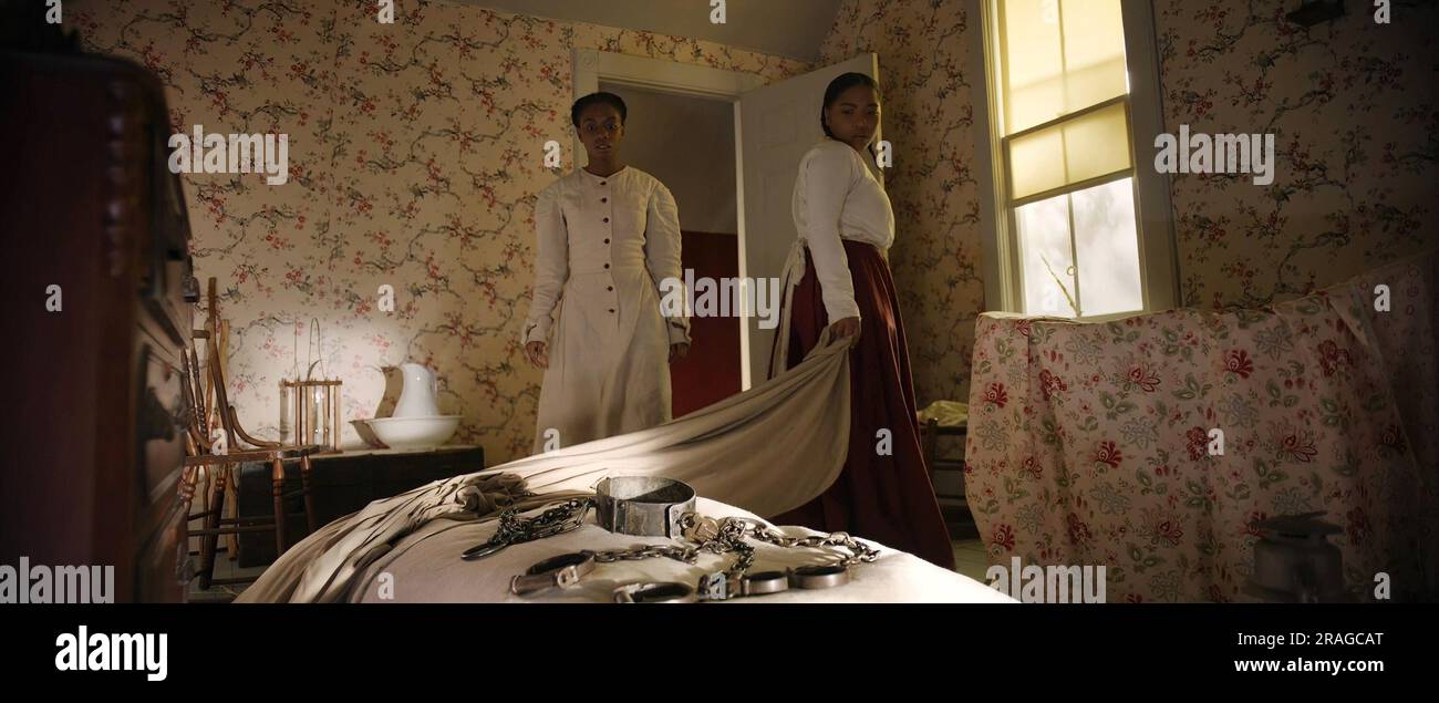 A SOUTHERN HAUNTING, (aka 40), from left Imani Hakim, Laya DeLeon