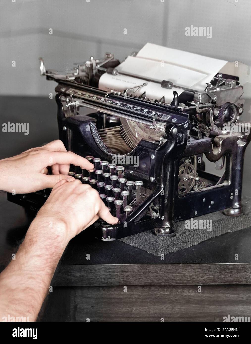 Smith Corona 'Electric' portable typewriter (1950s) - $650 - Antique  Typewriters