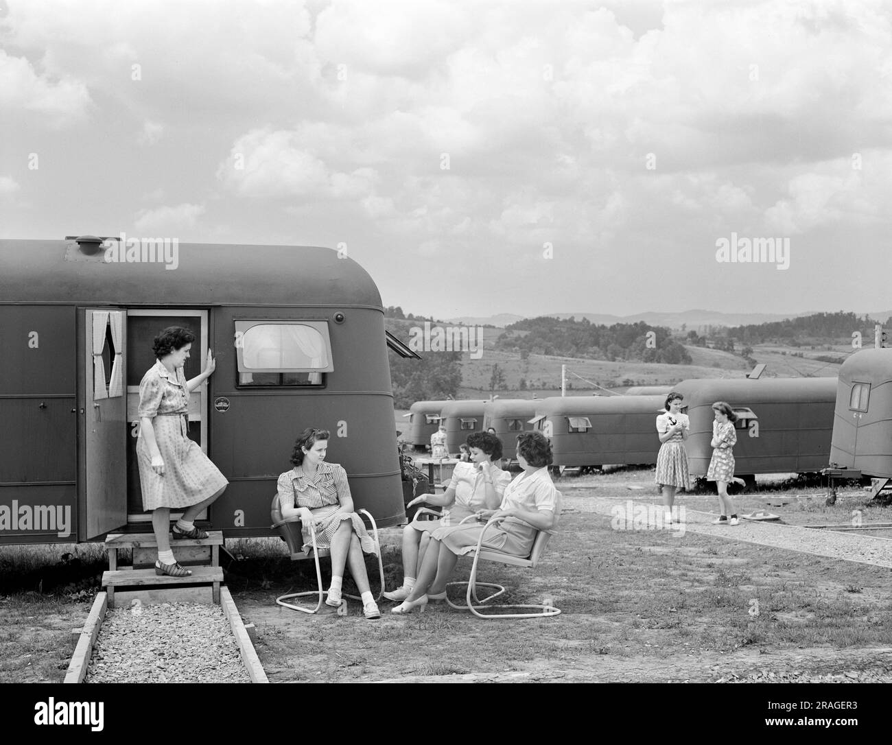 Group of women socializing near trailers used for housing of workers for Tennessee Valley Authority's (TVA) Douglas Dam project, Sevier County, Tennessee, USA, Arthur Rothstein, U.S. Farm Security Administration, June 1942 Stock Photo