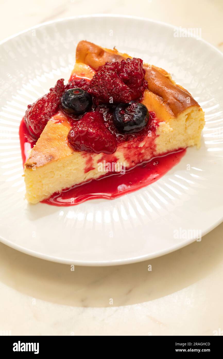 strawberry cheesecake dessert New York style Stock Photo - Alamy