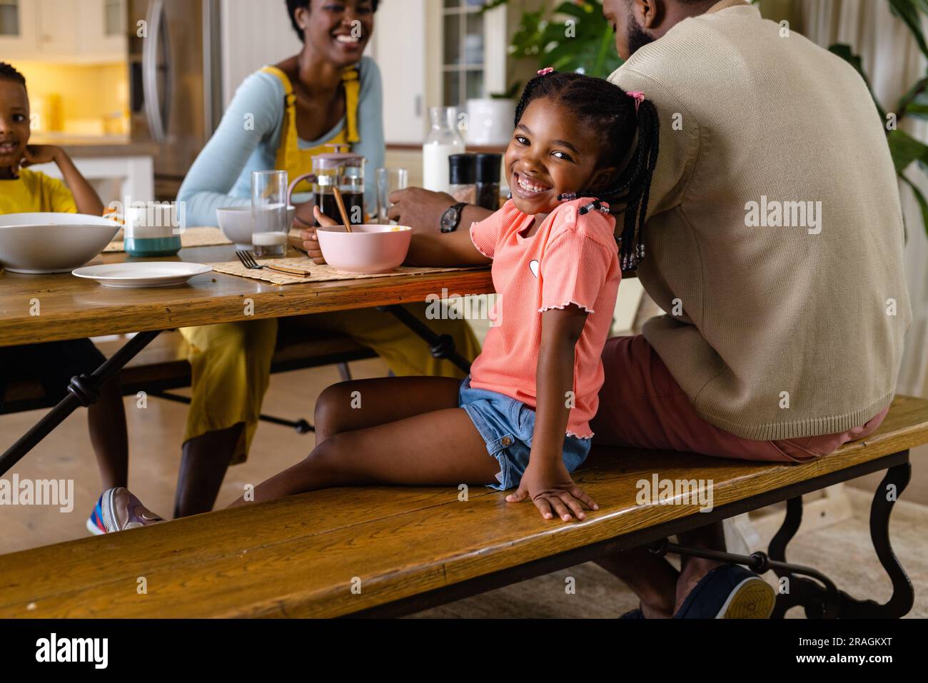 Family dining table hi-res stock photography and images - Alamy