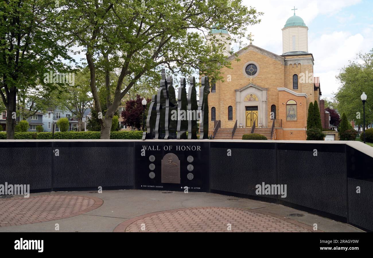 St. Demetrios Greek Orthodox Church, Veterans' War Memorial in the foreground, at Sadowski Pkwy, Perth Amboy, NJ, USA Stock Photo