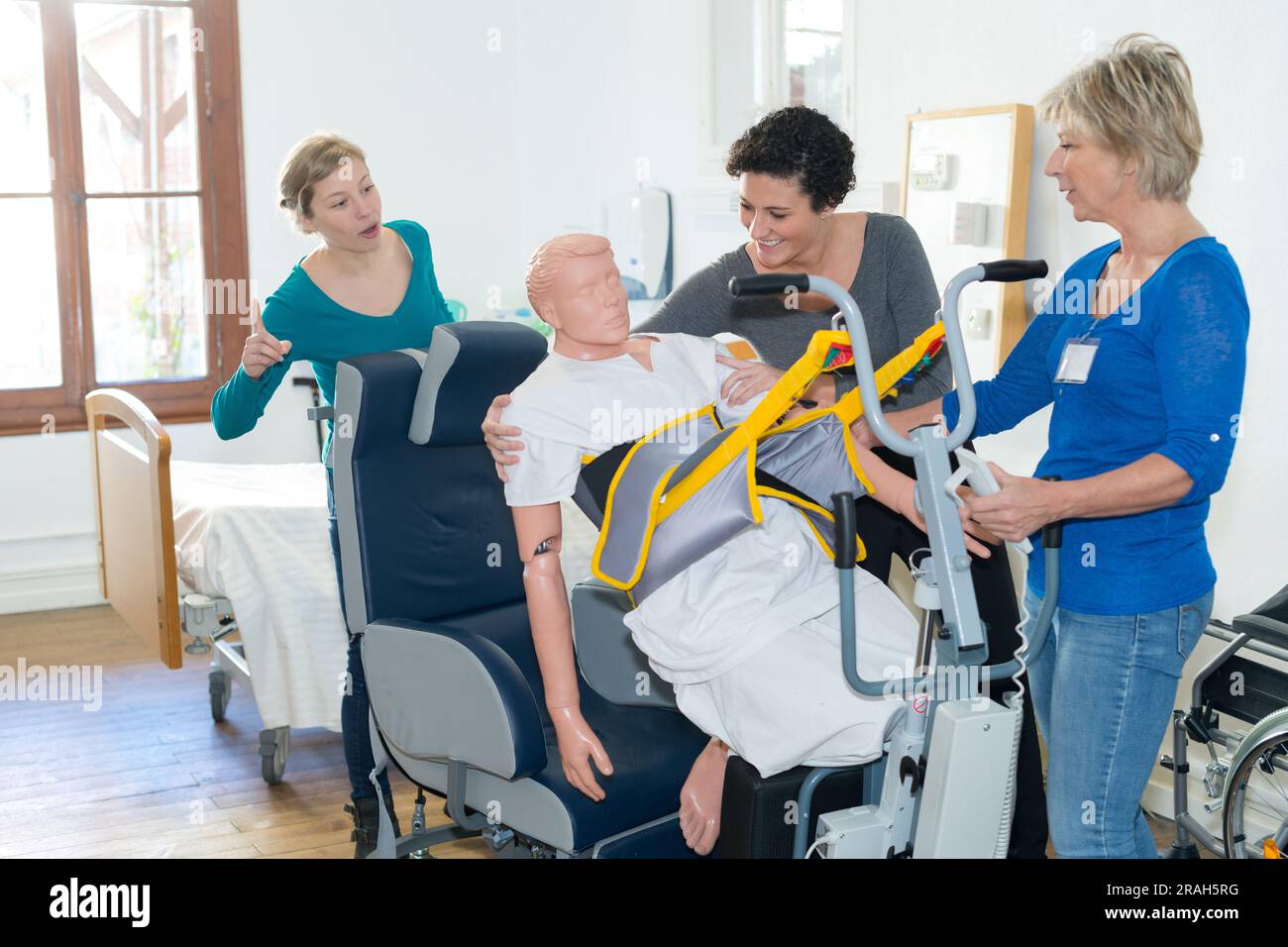 Hospital hoist hires stock photography and images Alamy