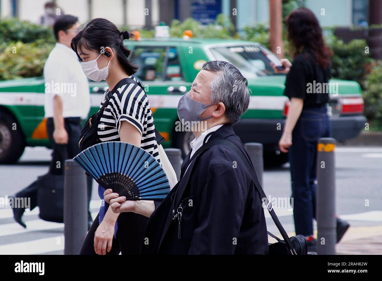 Man wearing a suit in hot weather hires stock photography and images