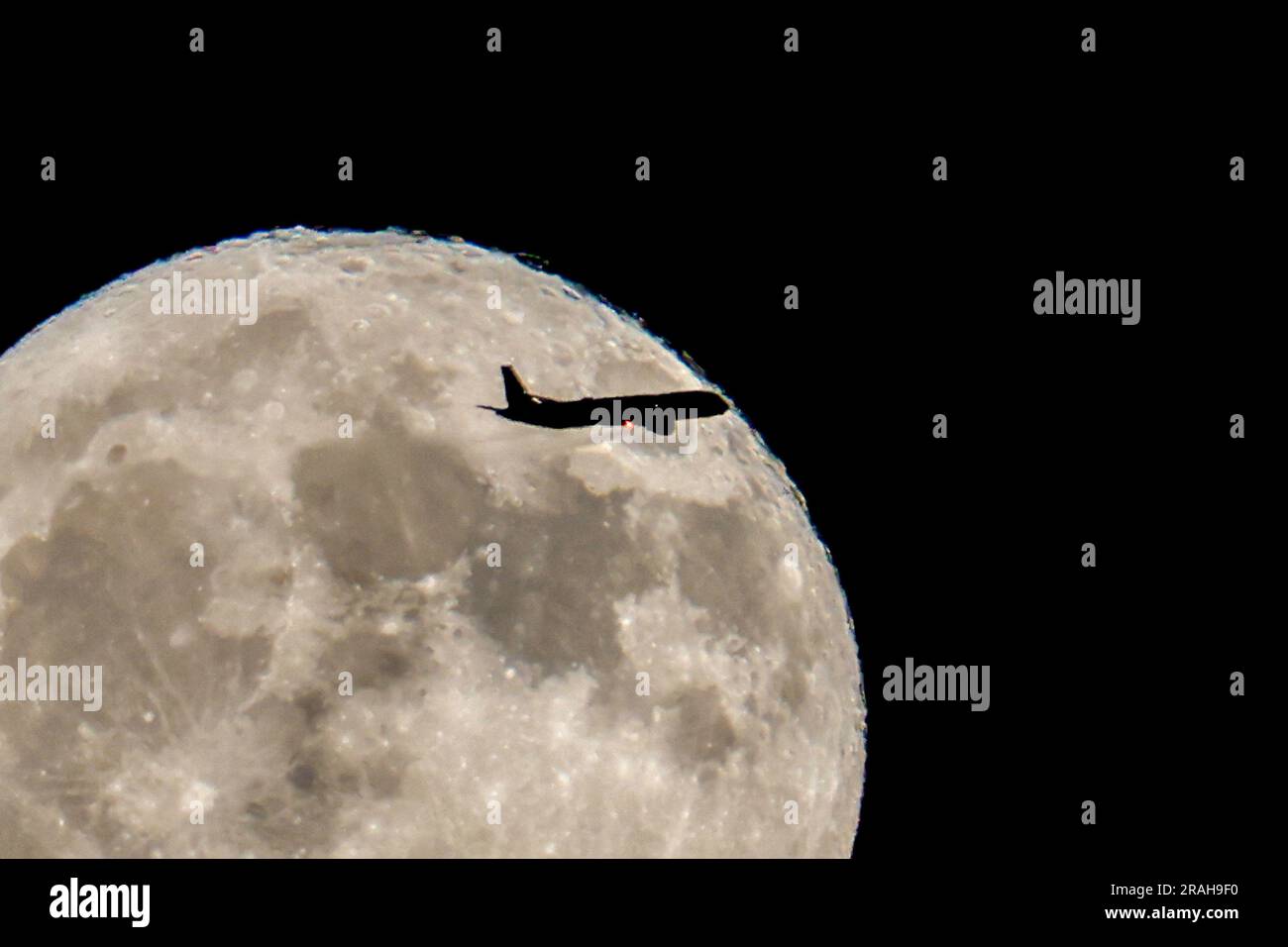 Full moon rising over los angeles hi-res stock photography and images ...