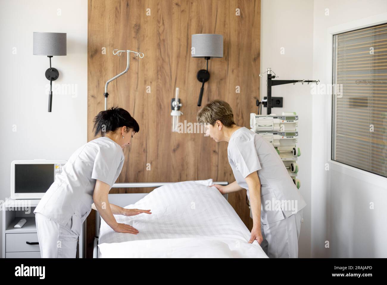 Ward Make Maids make the bed in medical ward Stock Photo - Alamy