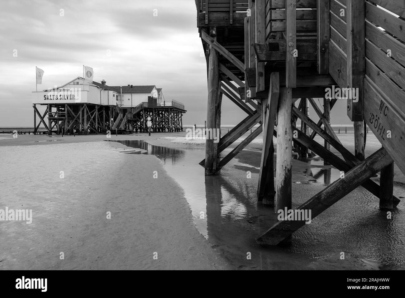 DEU, Deutschland, Schleswig-Holstein, St. Peter-Ording, 09.05.2023: Das Restaurant Salt & Silver in einem der typischen Pfahlbauten am Strand von Sank Stock Photo