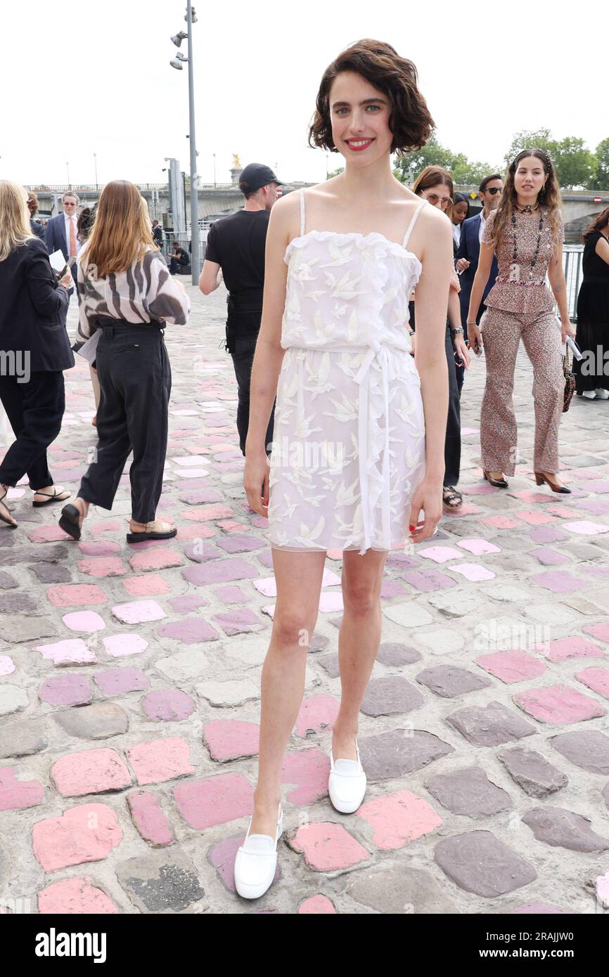 A model walks the runway during the Chanel Womenswear Fall Winter  Nieuwsfoto's - Getty Images