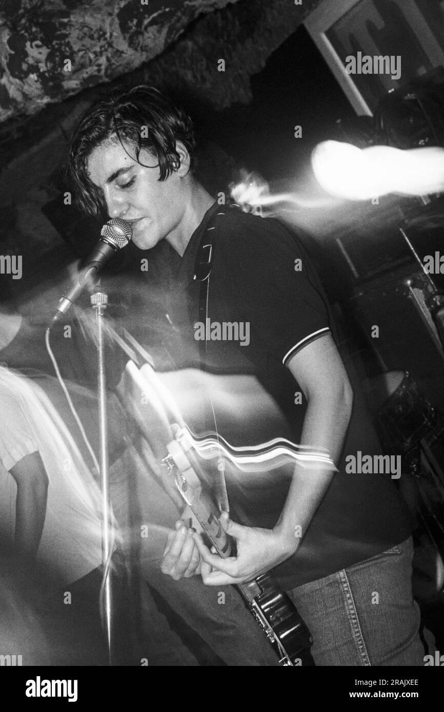 ELASTICA, YOUNG, EARLY GIG, 1994: Justine Frischmann of Elastica playing a very early chaotic gig at the Legendary TJs in Newport, Wales, UK on 23 February 1994. Photo: Rob Watkins.  INFO: Elastica, a British alternative rock band formed in 1992, gained acclaim with their self-titled debut album. Hits like 'Connection' showcased their post-punk and new wave influences. Fronted by Justine Frischmann, Elastica's contribution to the Britpop era was significant. Stock Photo