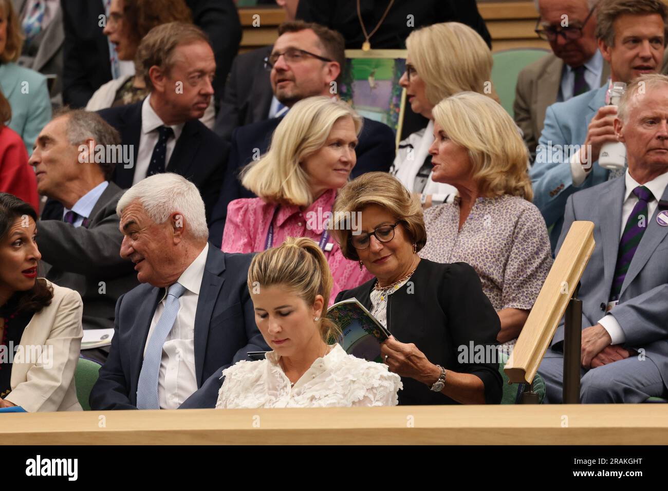 Londres, Inglaterra. 04th July, 2023. Parents of tennis player Roger Federer, considered the greatest player of all time, are seen at the 2023 Wimbledon Tournament in England. In the photo, Robert Federer, next to his wife, mother of the Swiss tennis player, Mrs. Lynette Federer. In front of the former player's parents, dressed in white, in the foreground, Roger Federer's wife, Mirka Federer. Credit: Andre Chaco/FotoArena/Alamy Live News Stock Photo
