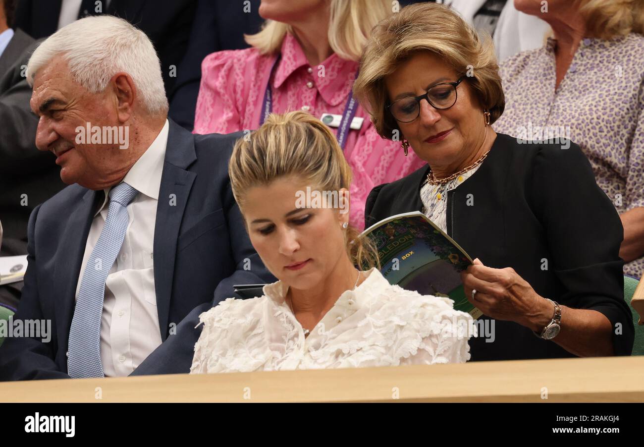 Londres, Inglaterra. 04th July, 2023. Parents of tennis player Roger Federer, considered the greatest player of all time, are seen at the 2023 Wimbledon Tournament in England. In the photo, Robert Federer, next to his wife, mother of the Swiss tennis player, Mrs. Lynette Federer. In front of the former player's parents, dressed in white, Roger Federer's wife, Mirka Federer. Credit: Andre Chaco/FotoArena/Alamy Live News Stock Photo