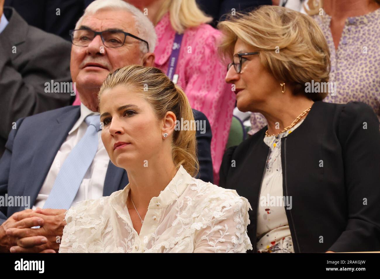 Londres, Inglaterra. 04th July, 2023. Parents of tennis player Roger Federer, considered the greatest player of all time, are seen at the 2023 Wimbledon Tournament in England. In the photo, Robert Federer, next to his wife, mother of the Swiss tennis player, Mrs. Lynette Federer. In front of the former player's parents, dressed in white, in the foreground, Roger Federer's wife, Mirka Federer. Credit: Andre Chaco/FotoArena/Alamy Live News Stock Photo
