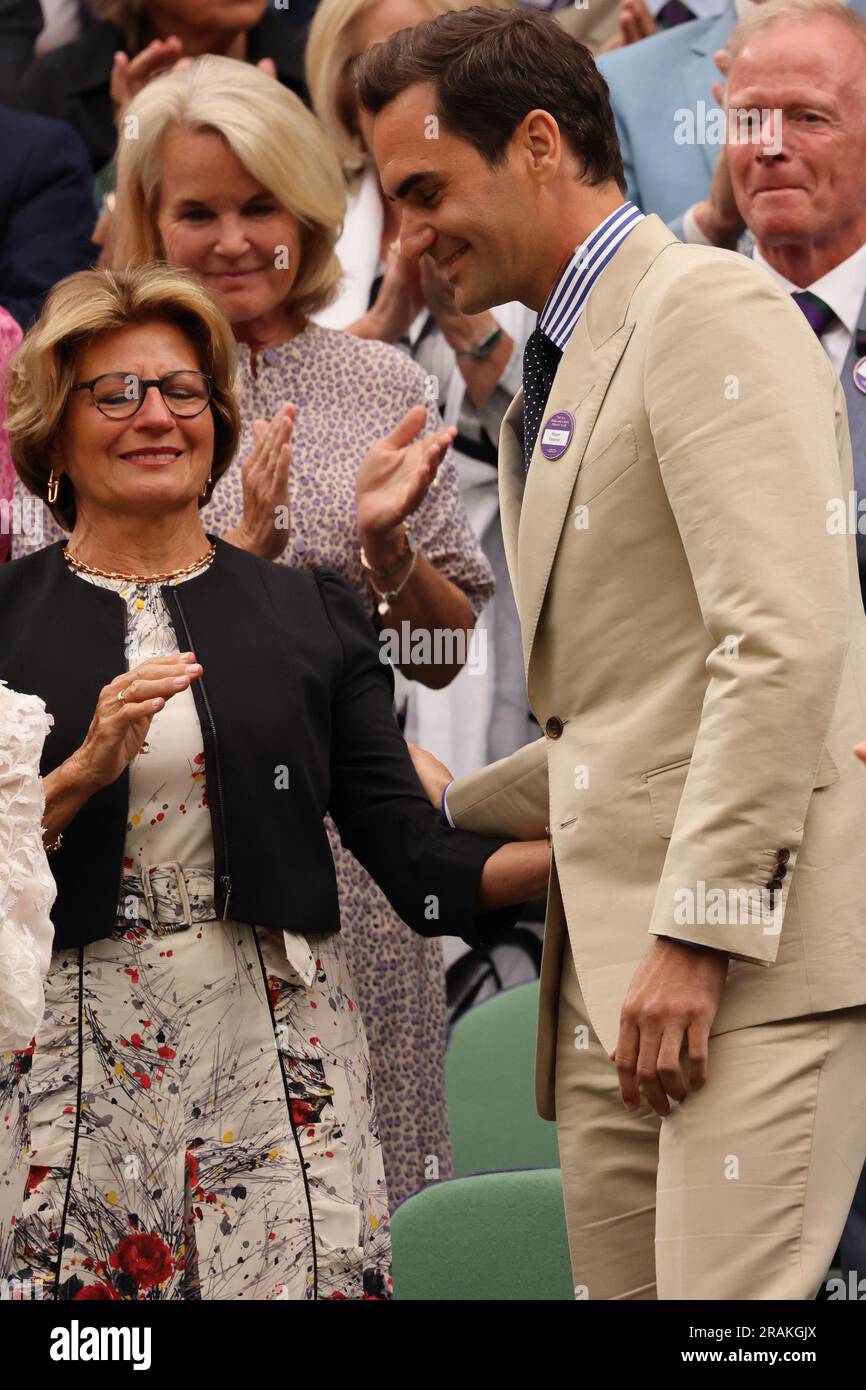 Londres, Inglaterra. 04th July, 2023. Roger Federer accompanies a match during the 2023 Wimbledon tournament, alongside his wife Mirka Federe, in England. In the photo, a former tennis player hugs his mother, Mrs. Lynette Federer. Credit: Andre Chaco/FotoArena/Alamy Live News Stock Photo