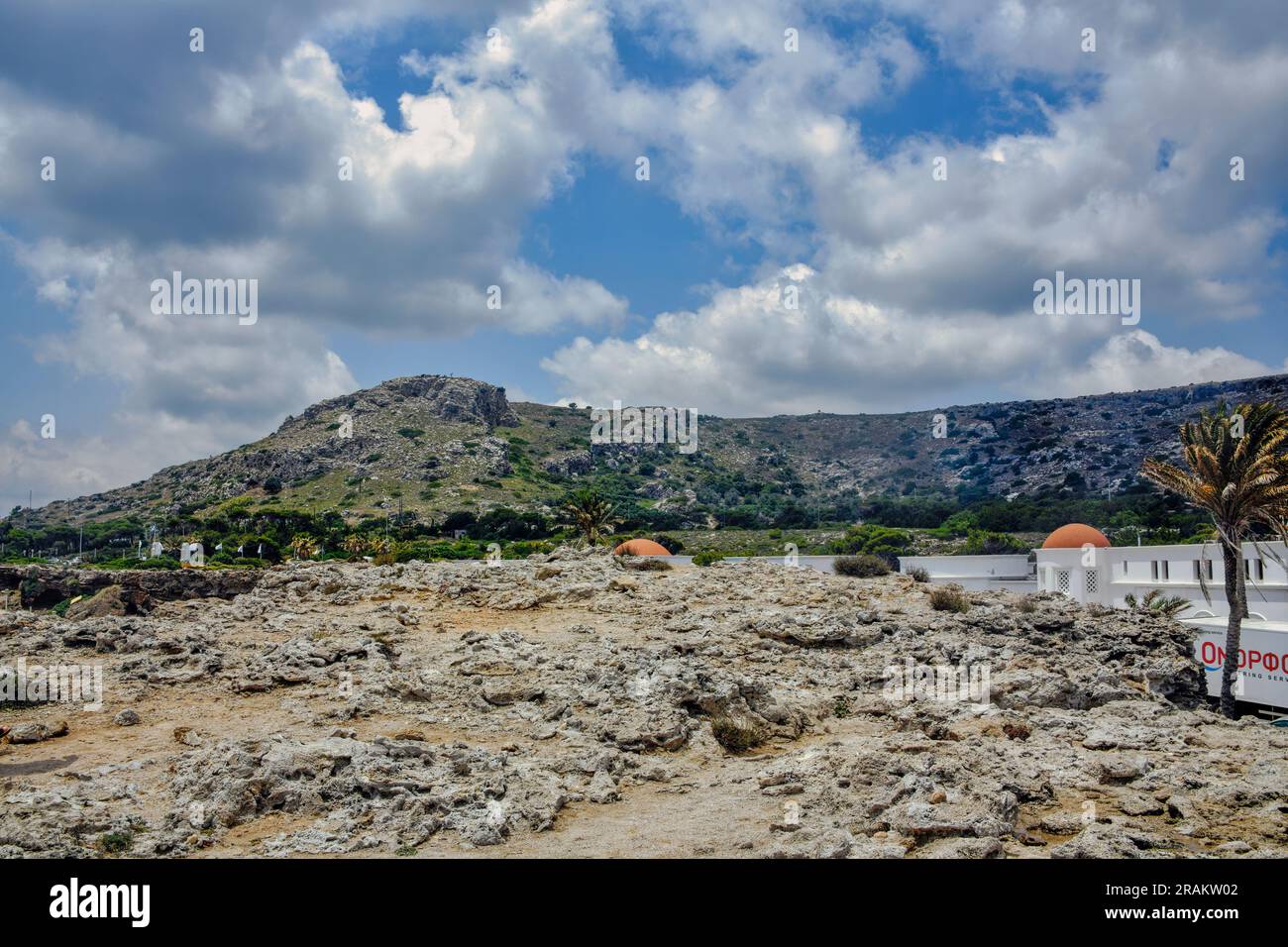 Blick auf die Hügel hinter den Kallithea-Thermen auf Rhodos Stock Photo