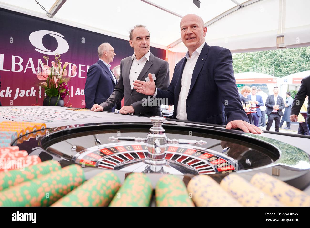 Berlin, Germany. 04th July, 2023. Kai Wegner (r, CDU), governing mayor of Berlin, visits the Spielbank Berlin stand at the Berlin Hoffest in the Rotes Rathaus and tries his luck next to Gerhard Wilhelm, spokesman for the management of Spielbank Berlin. Credit: Annette Riedl/dpa/Alamy Live News Stock Photo