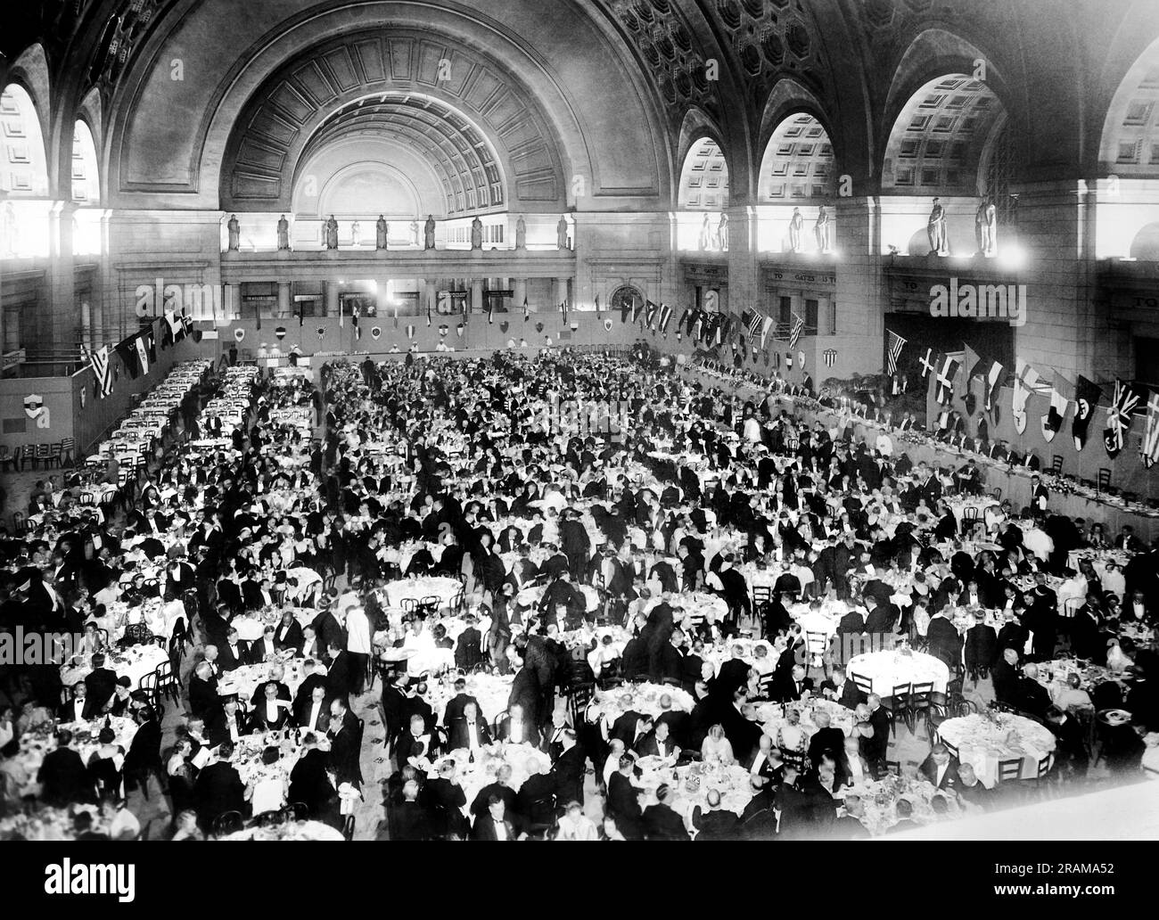 Washington, D.C.:  c. 1933. Nearly two thousand people are dining here in the Hall of Transportation at Union Station for the Third World Power Conference. Stock Photo