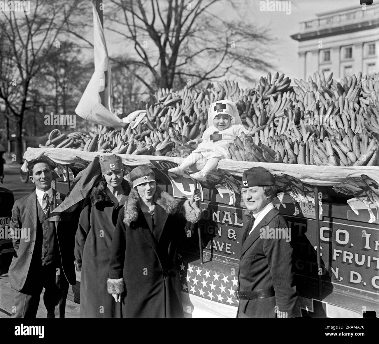 Washington D.C.:  November 14, 1925. An auction of bananas for the benefit of the Red Cross. Stock Photo