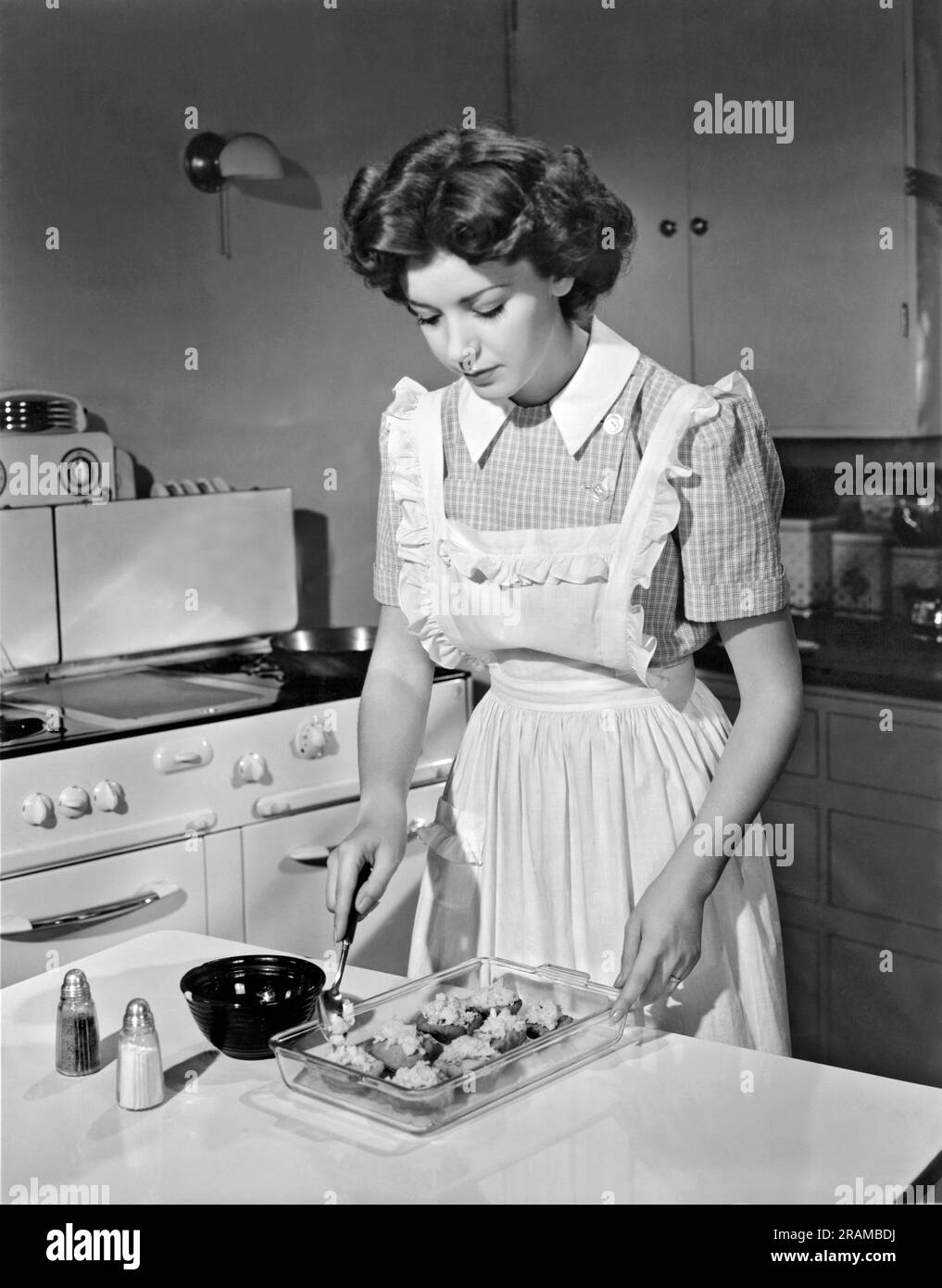 Hollywood, California:  1942. Actress Marsha Hunt prepares summer squash in her kitchen. She was blacklisted during the 1940's and 50's for her First Amendment stands. Stock Photo