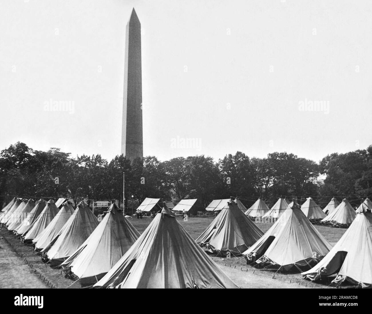 Washington, D.C.:  June 13, 1929 4-H club members' tents on the lawns of the U.S. Dept. of Agriculture during their annual visit to the nation's Capitol, with the Wshington monument in the distance. Stock Photo