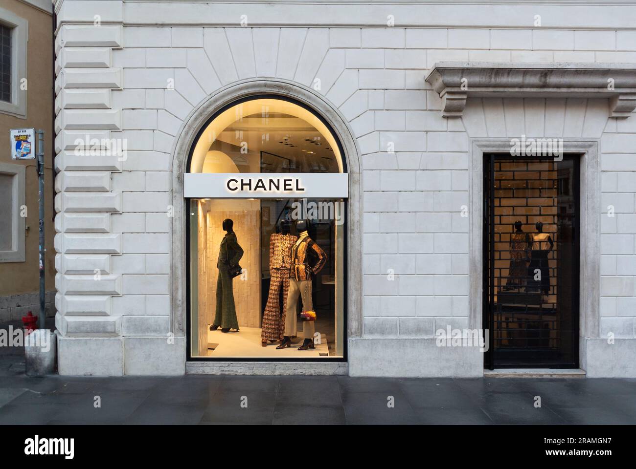 Chanel boutique window hi-res stock photography and images - Alamy