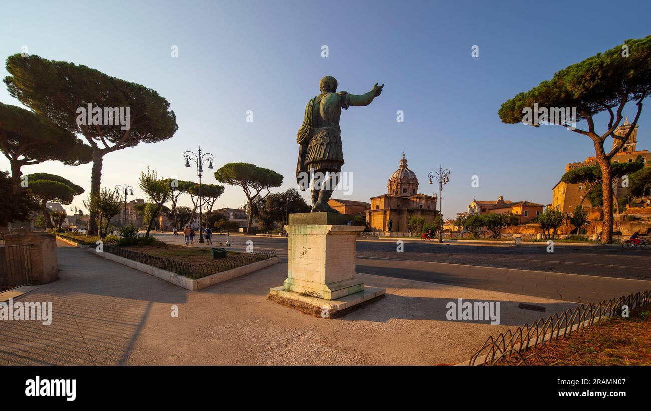 Statue of Julius Caesar, Fori Imperiali, Roma, Lazio, Italy Stock Photo