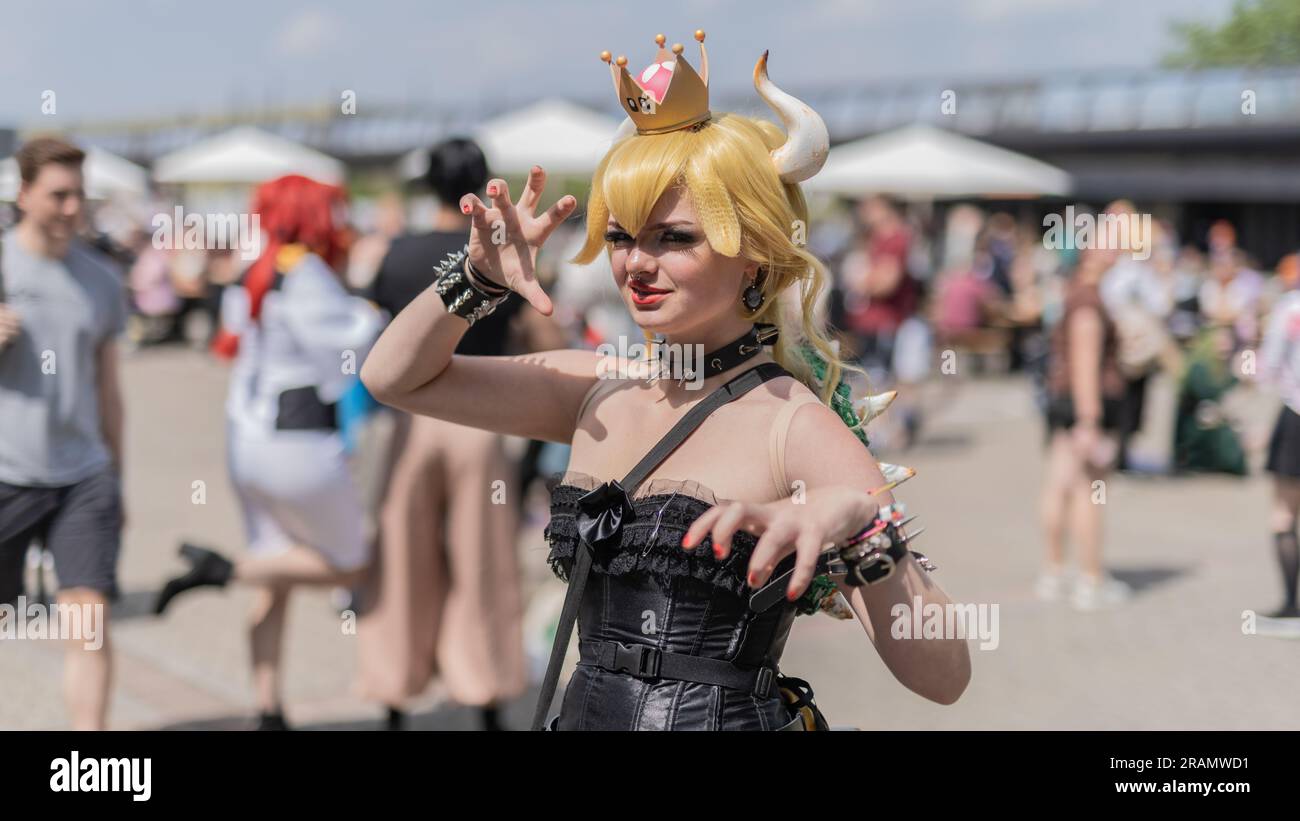Bowsette and peach cosplay nycc