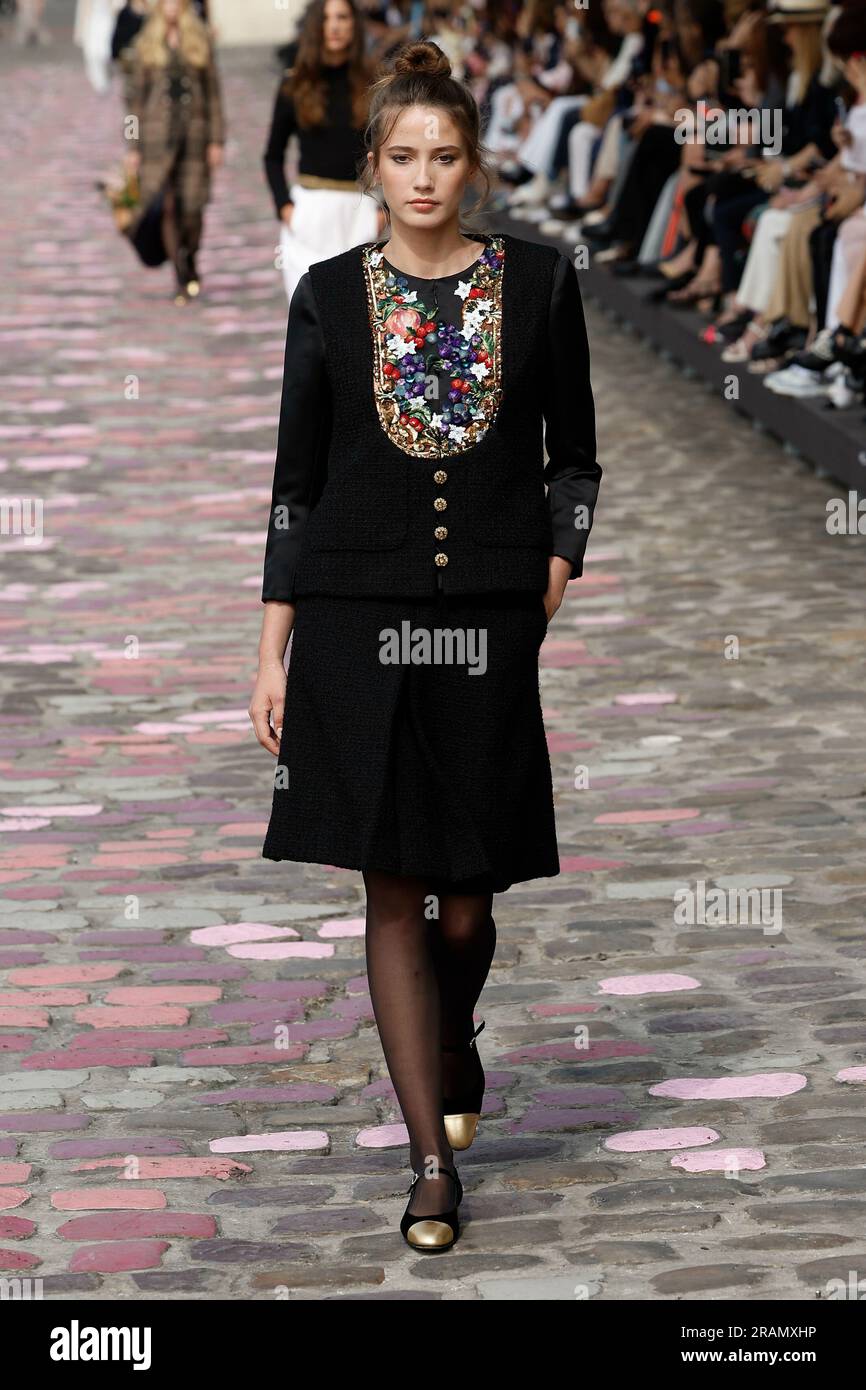 Paris, Frankreich. 04th July, 2023. CHANEL Haute Couture Fall-Winter 2023  Runway during Haute Couture Week on July 2023 - Paris; France 04/07/2023  Credit: dpa/Alamy Live News Stock Photo - Alamy