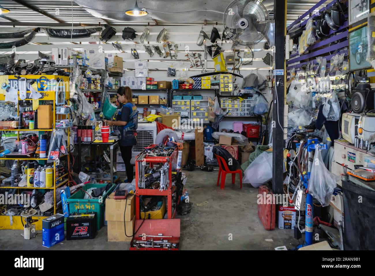 bang-yai-nonthaburi-thailand-29th-june-2023-a-worker-at-the