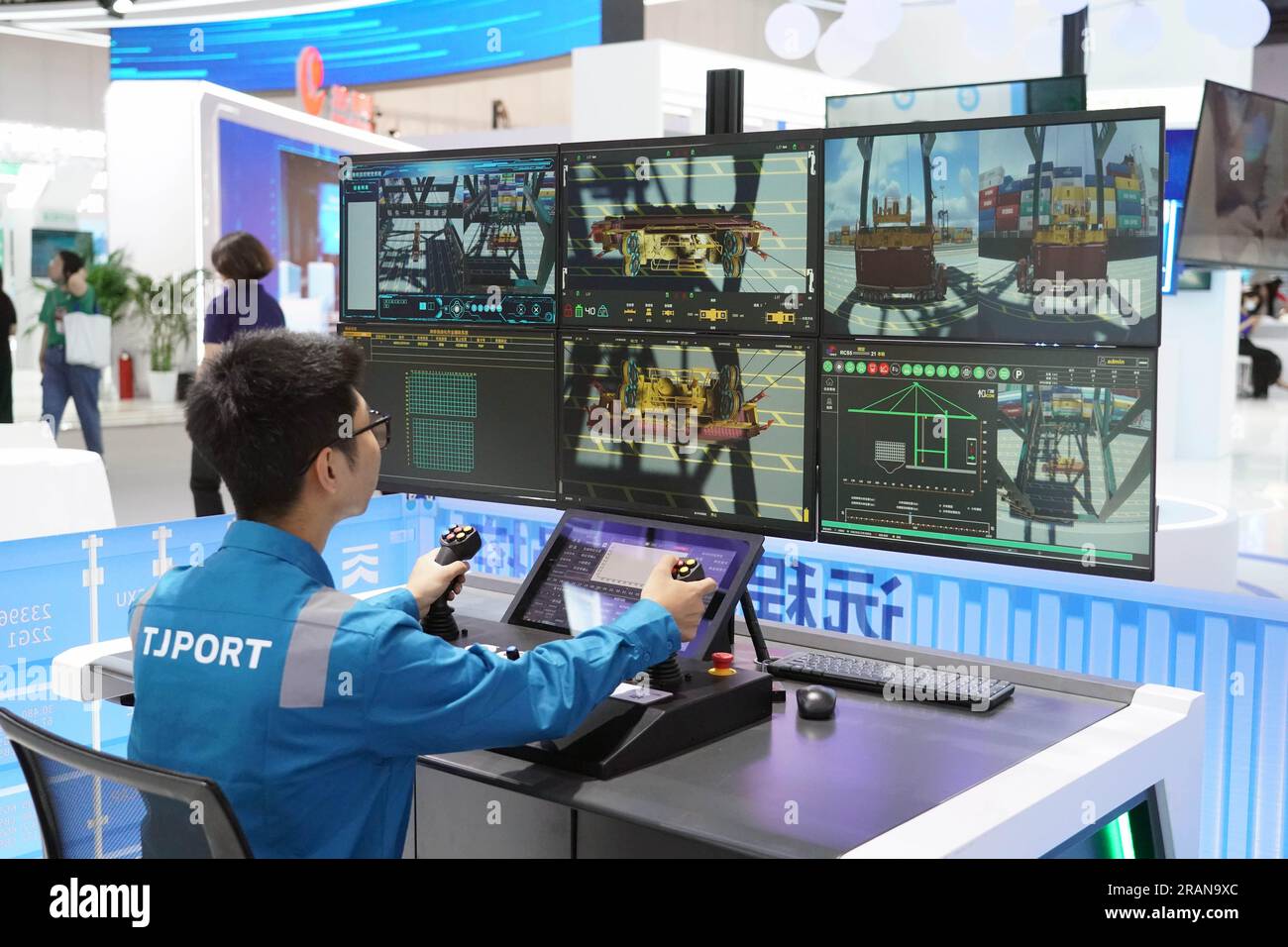 Simulation displays hi-res stock photography and images - Alamy