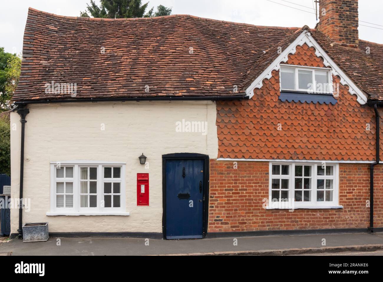 English country cottage with postbox embedded in the wall, Great Missenden, Buckinghamshire, England, UK Stock Photo