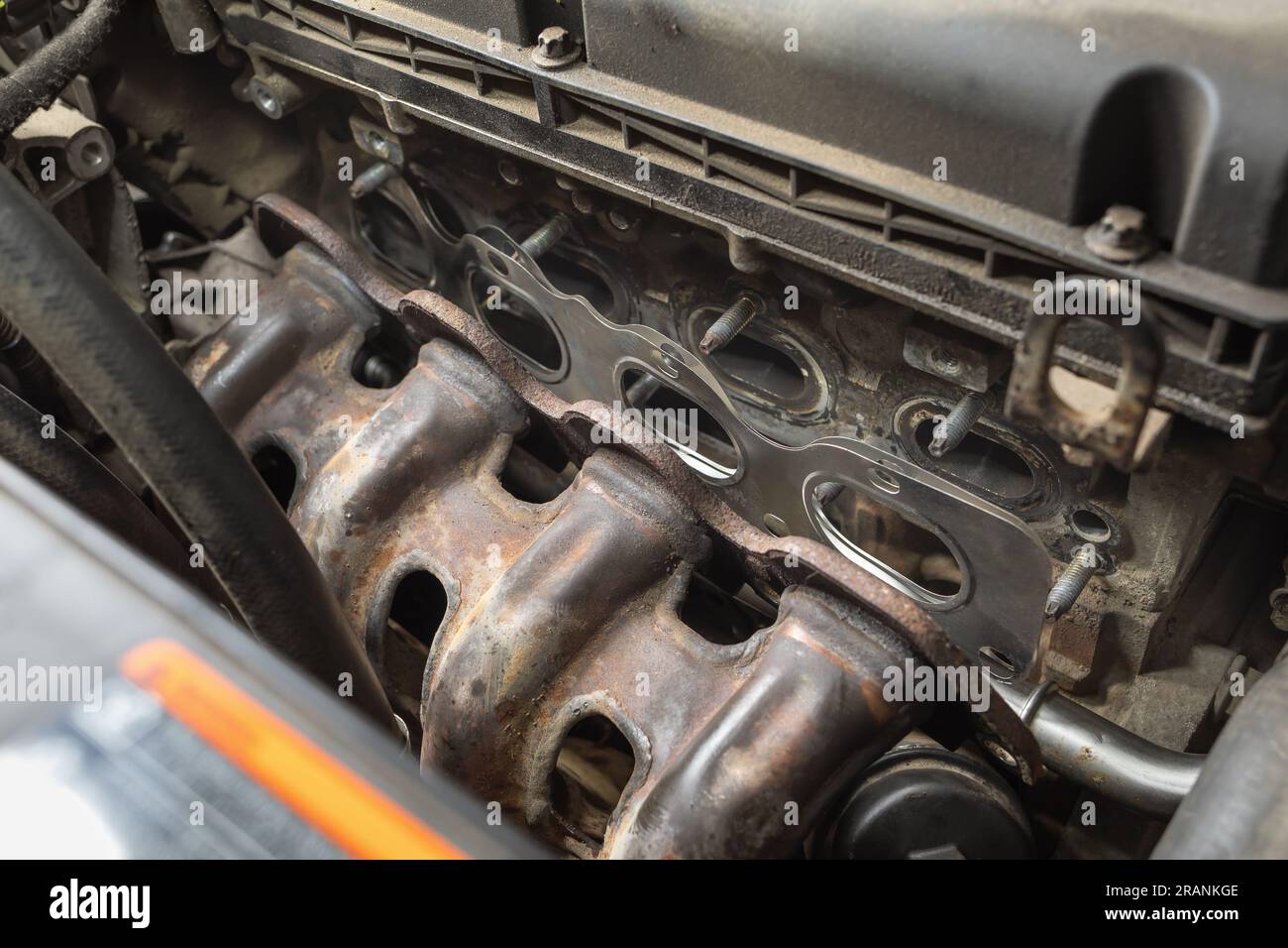 Installation of a new manifold gasket for a passenger car, aftersales