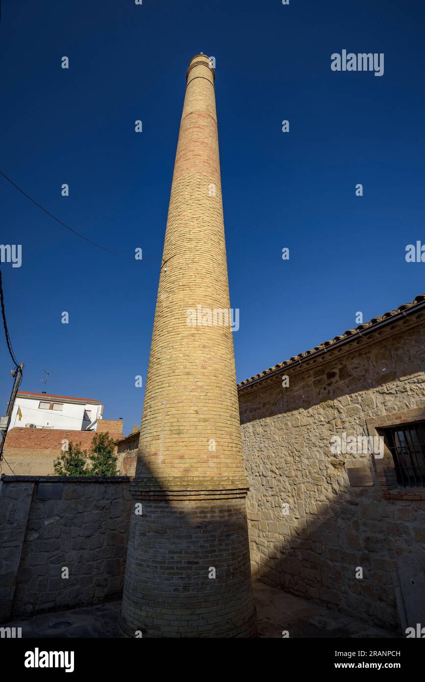 chimenea-exterior-de-arquitectura-hi-res-stock-photography-and-images