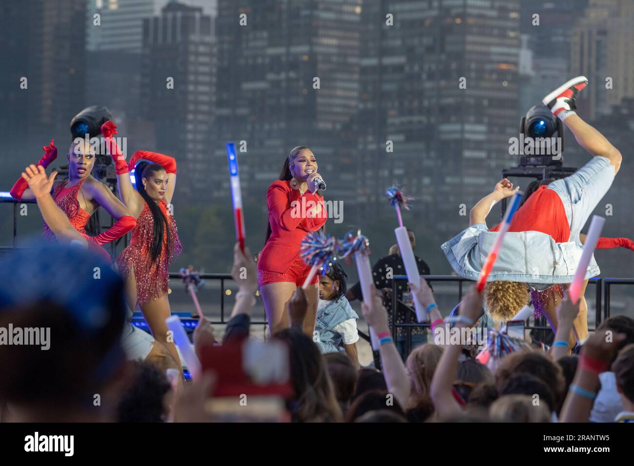 New York, New York, USA. 5th July, 2023. (NEW) New York City Celebrates Independence Day. July 04, 2023, New York, New York, USA: Ashanti performs during the annual Macy's 4th of July Fireworks display overlooking the Manhattan skyline at Gantry State Plaza Park in Long Island City on July 4th, 2023 in the Queens borough of New York City. (Credit Image: © M10s/TheNEWS2 via ZUMA Press Wire) EDITORIAL USAGE ONLY! Not for Commercial USAGE! Stock Photo