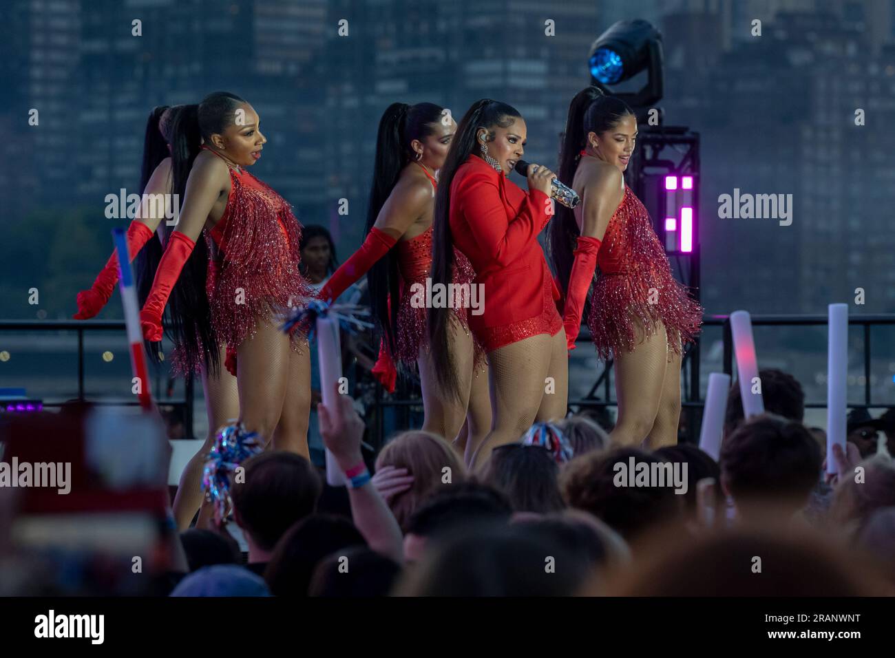 New York, New York, USA. 5th July, 2023. (NEW) New York City Celebrates Independence Day. July 04, 2023, New York, New York, USA: Ashanti performs during the annual Macy's 4th of July Fireworks display overlooking the Manhattan skyline at Gantry State Plaza Park in Long Island City on July 4th, 2023 in the Queens borough of New York City. (Credit Image: © M10s/TheNEWS2 via ZUMA Press Wire) EDITORIAL USAGE ONLY! Not for Commercial USAGE! Stock Photo