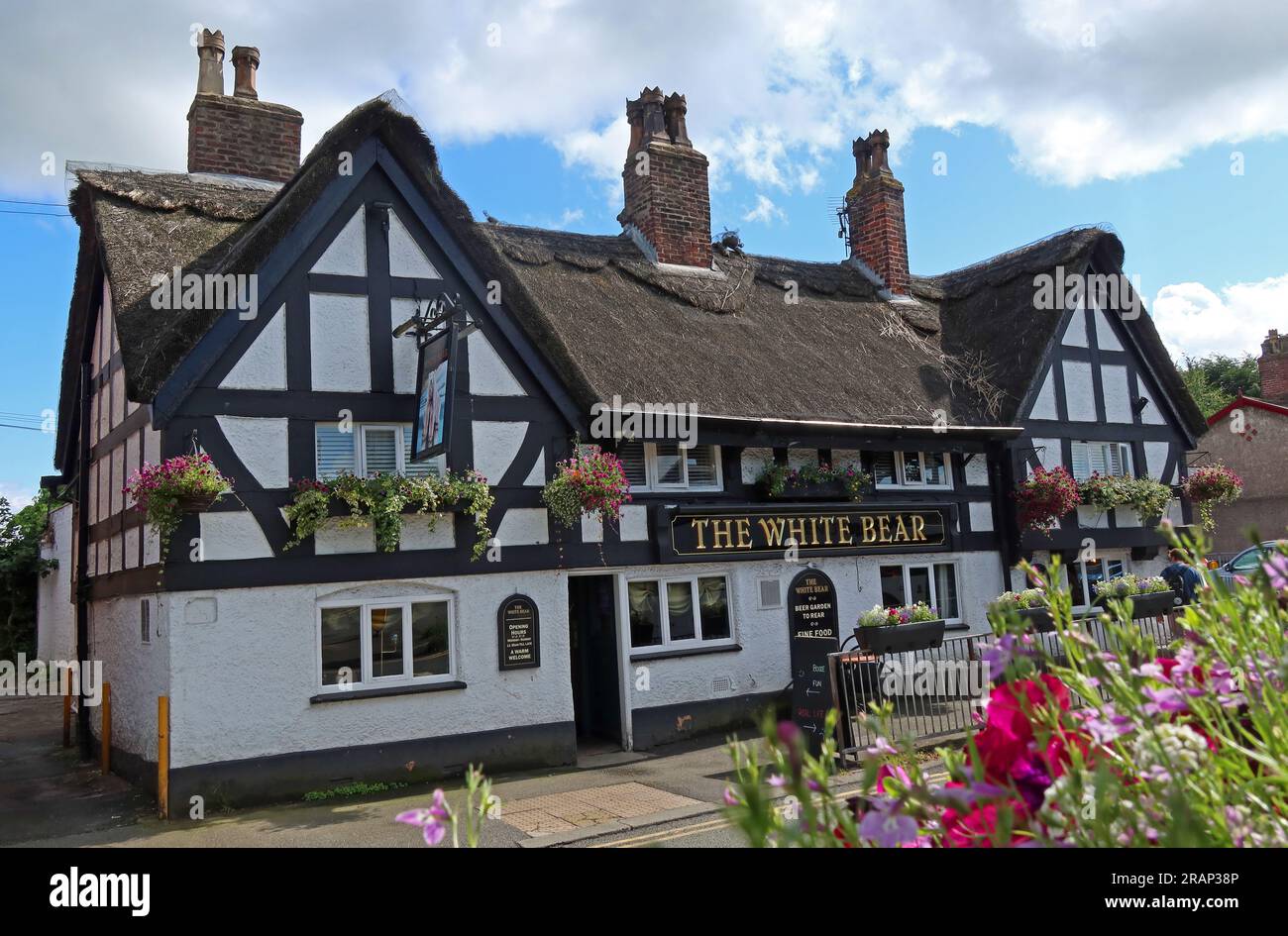 The White Bear public house on Canute Place in Knutsford, Cheshire, a traditional half-timbered and thatched English pub in the town centre Stock Photo