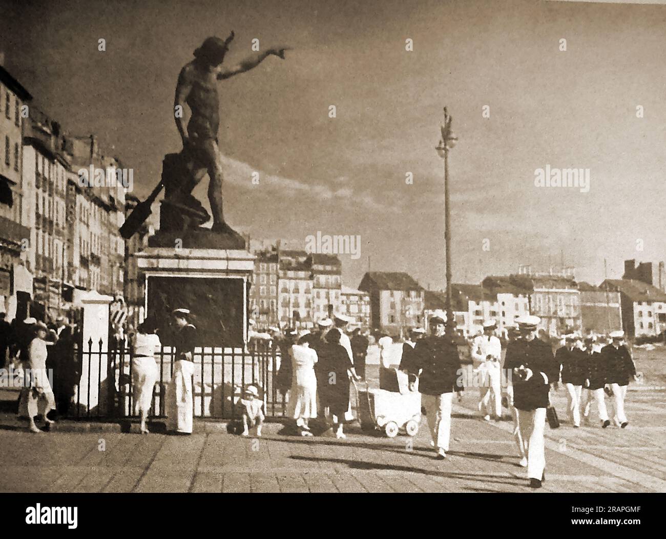A scene on the Quai Kroonstad )aka Cronstadt Wharf &   :Quai Cronstadtin),  Toulon, France in 1939.- Une vieille scène sur le quai Kroonstad à Toulon, France en 1939. Stock Photo