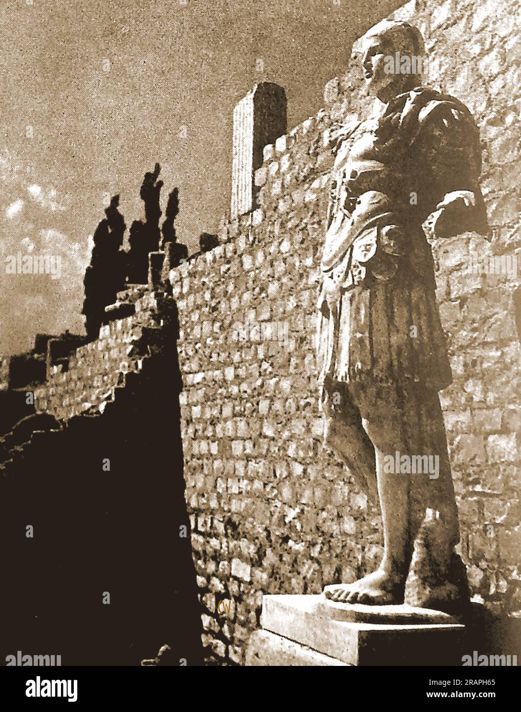 A statue among the Roman remains at Vaucluse, France in 1939. - Una statua tra i resti romani a Vaucluse, in Francia, nel 1939. - Une statue parmi les restes romains à Vaucluse, en France, en 1939. Stock Photo