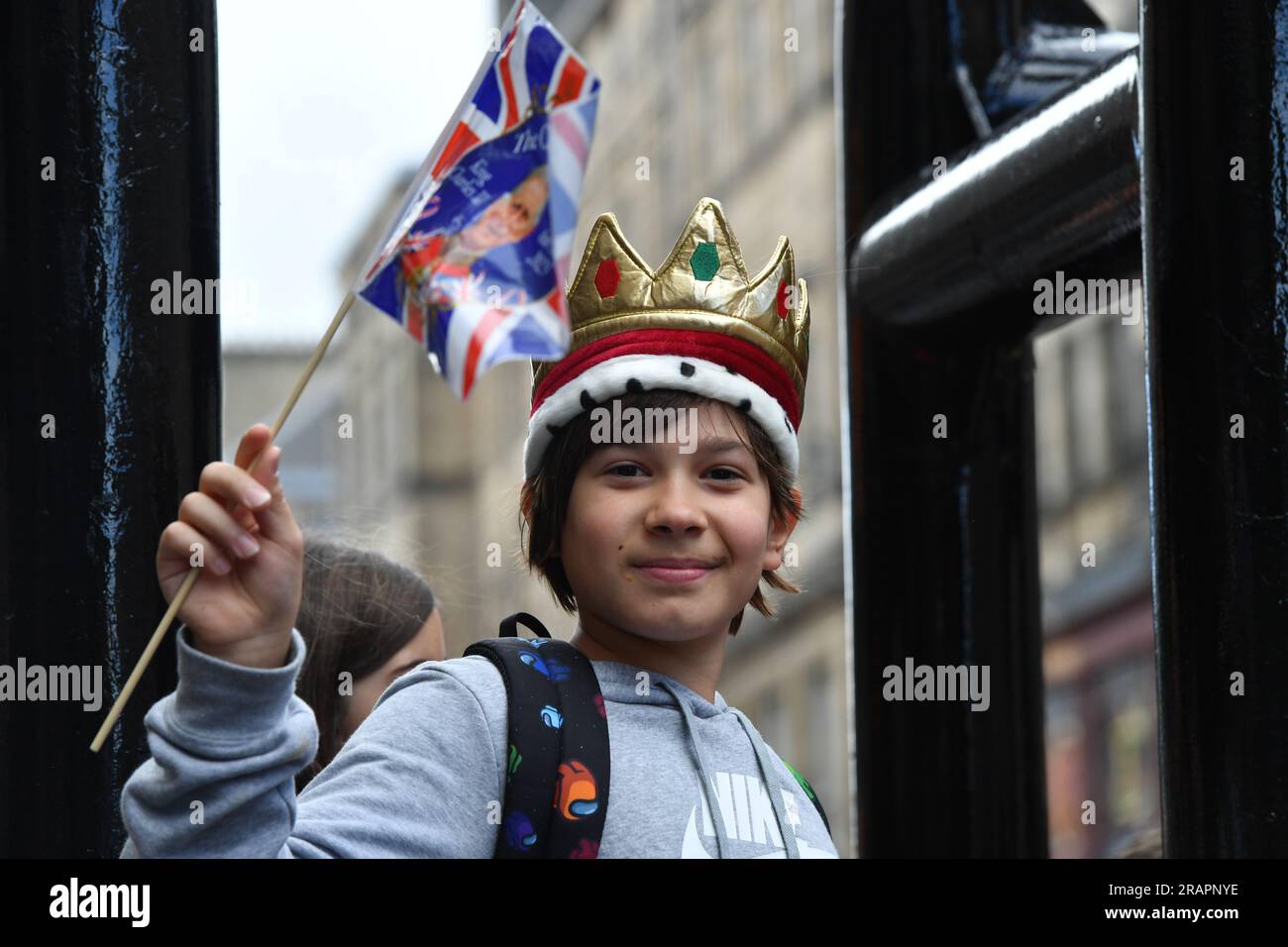 A well-wisher outside St Giles' Cathedral, Edinburgh, ahead of the National Service of Thanksgiving and Dedication for King Charles III and Queen Camilla, and the presentation of the Honours of Scotland. Picture date: Wednesday July 5, 2023. Stock Photo