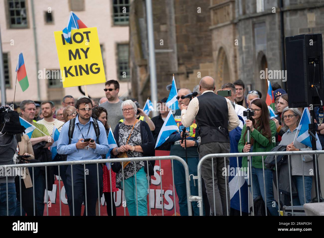 Edinburgh,Scotland, UK,  5th July 2023. Protesters attend a demonstration by anti monarchist group Our Republic outside the Scottish Parliament at Holyrood. King Charles II in Edinburgh is to be presented the Honours of Scotland at St Giles Cathedral today. The Honours of Scotland are the Scottish Crown Jewels. PIC: Co leader of the Scottish Greens Patrick Harvey MSP speaks to the demonstration. Iain Masterton/Alamy Live News Stock Photo