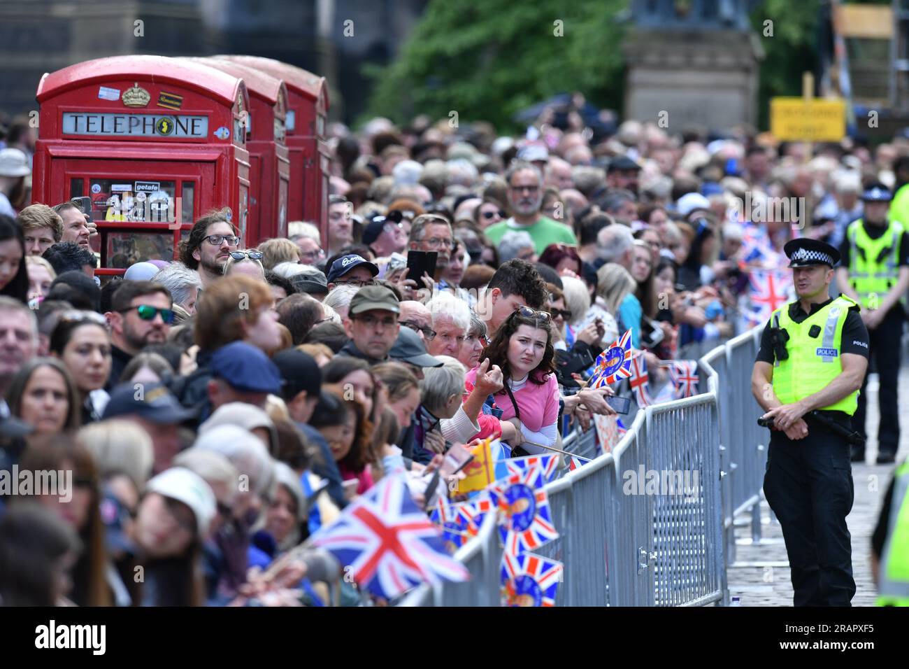 Members of the public gather to view the procession to St Giles' Cathedral, Edinburgh, ahead of the National Service of Thanksgiving and Dedication for King Charles III and Queen Camilla, and the presentation of the Honours of Scotland. Picture date: Wednesday July 5, 2023. Stock Photo