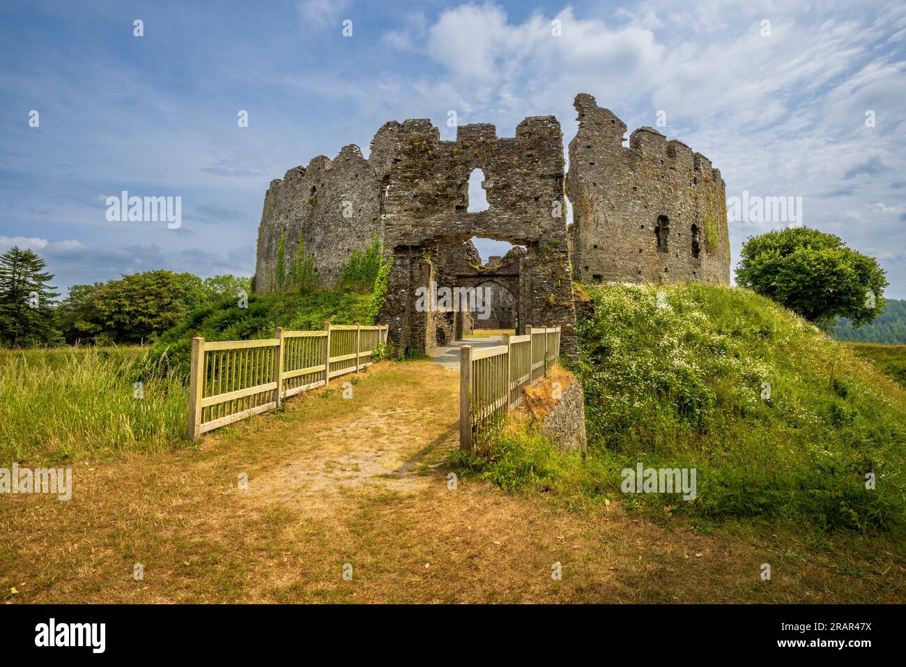 The entrance to Restormel Castle at Lostwithiel, Cornwall Stock Photo ...