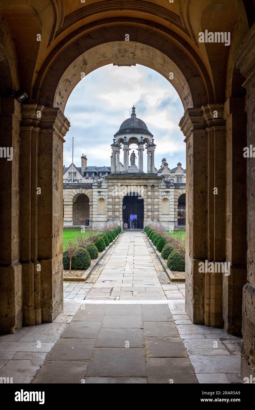looking towards the front entrance of Queens College Oxford with the Cupola and State of Queen Caroline. Taken from from outside the chapel Stock Photo