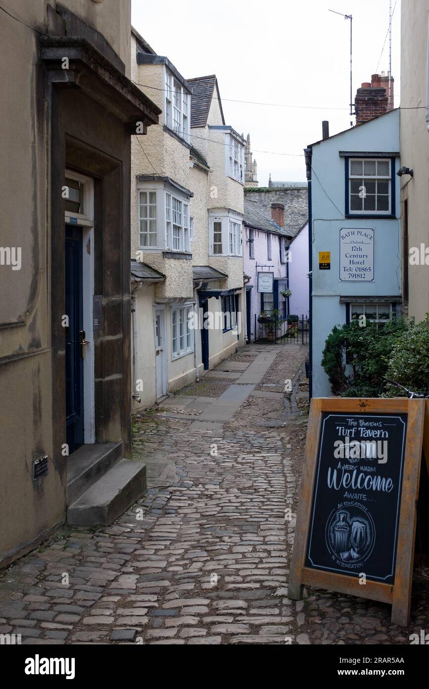 Bath Place, a narrow cobbled lane which leads from Hollywell Street to the Turf Tavern, Oxford Stock Photo