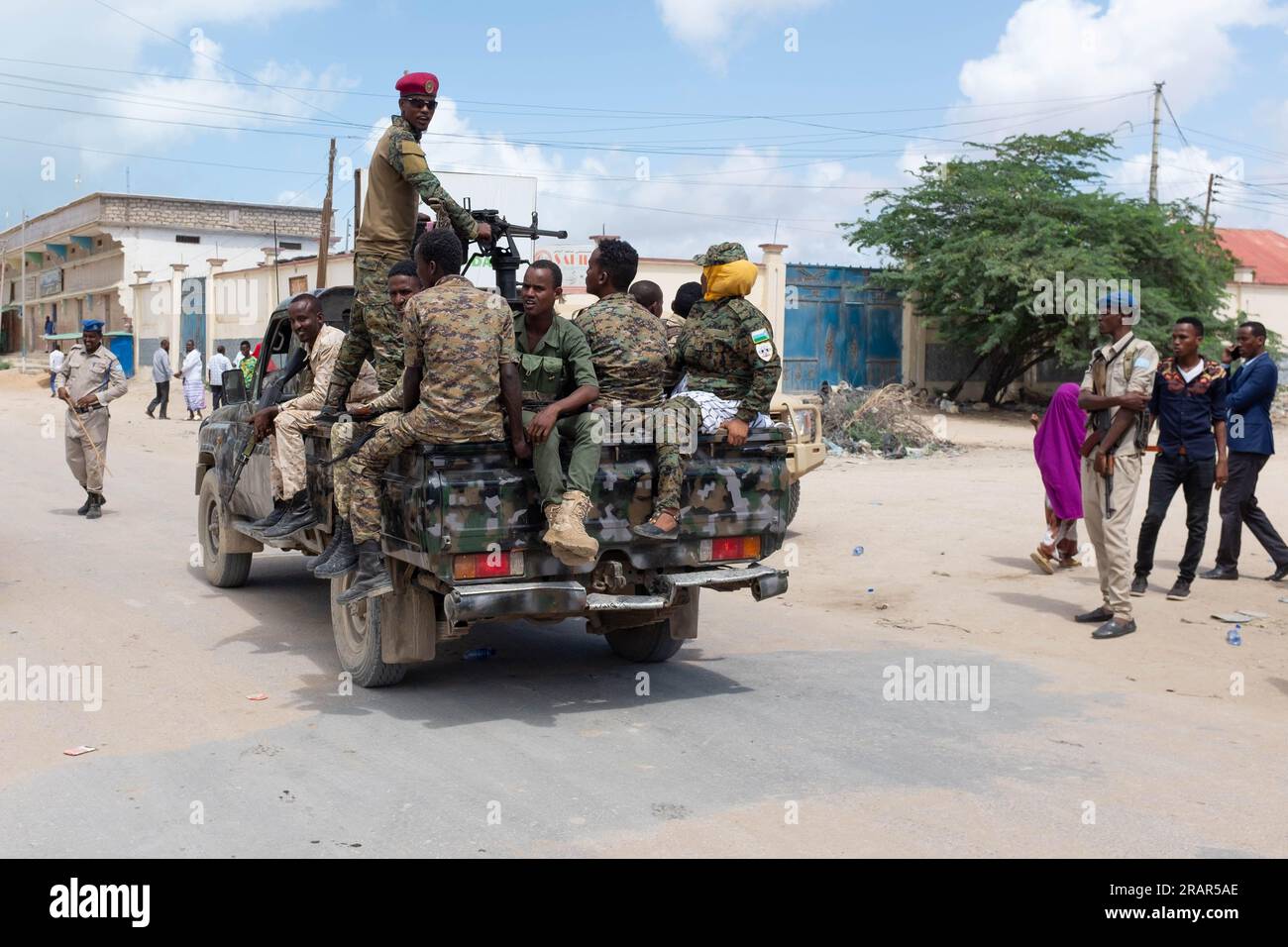 Soldiers ride on a 'technical' pick-up truck in Kismayo, Southern Somalia Stock Photo