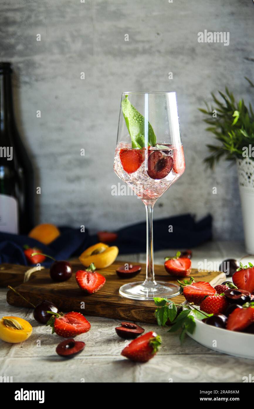 Cooling champagne hires stock photography and images Alamy