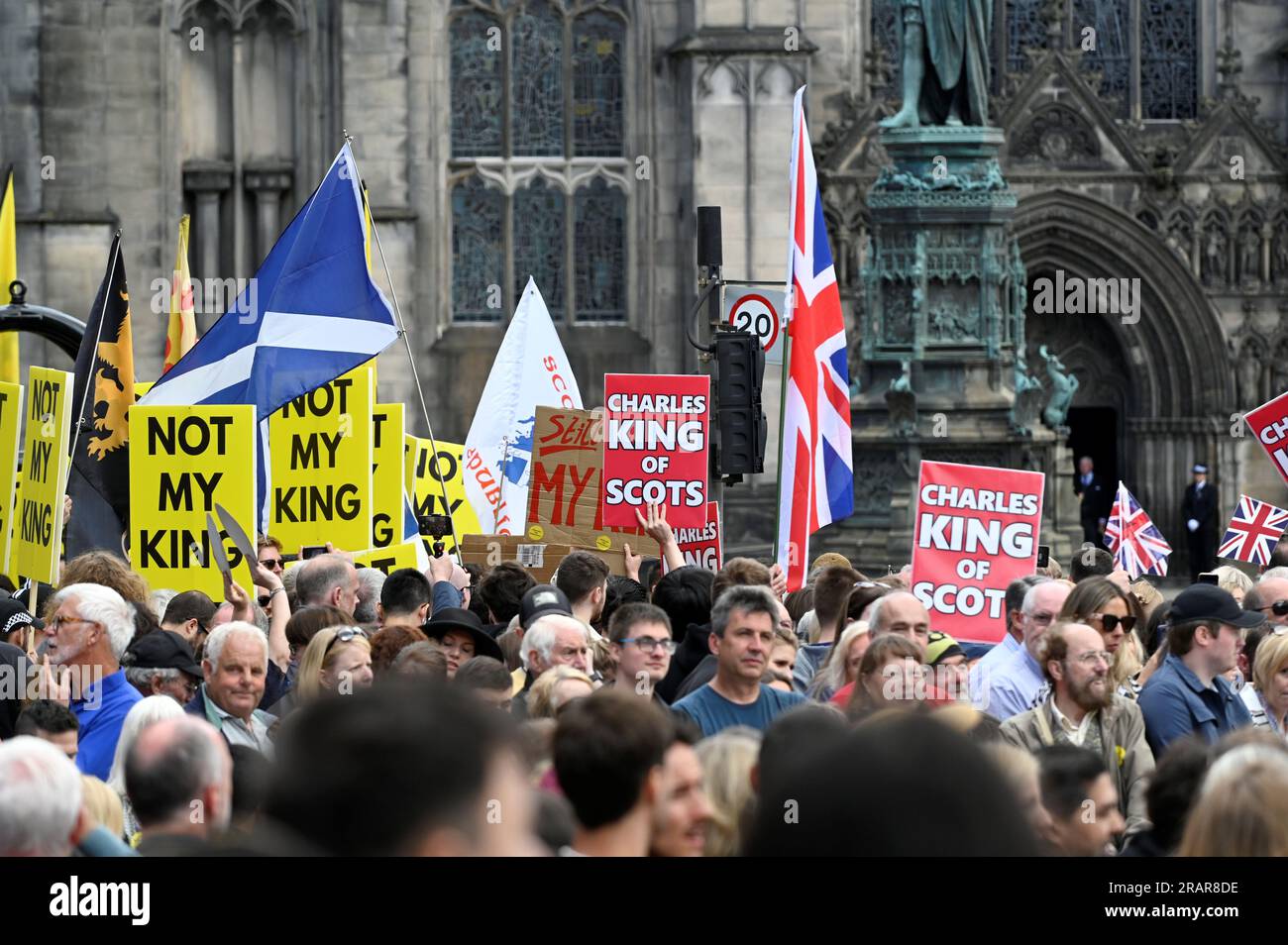 Edinburgh, Scotland, UK. 5th July 2023. Crowds and rival factions of pro and anti monarchy gather on the Royal Mile before King Charles III is presented with the Honours of Scotland at a National Service of Thanksgiving at St Giles Cathedral. Credit: Craig Brown/Alamy Live News Stock Photo