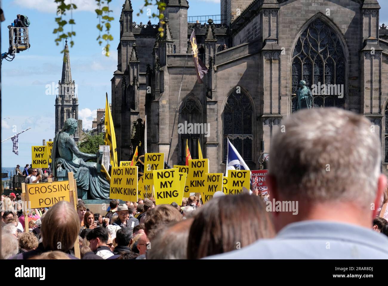 Edinburgh, Scotland, UK. 5th July 2023. Crowds and rival factions of pro and anti monarchy gather on the Royal Mile before King Charles III is presented with the Honours of Scotland at a National Service of Thanksgiving at St Giles Cathedral. Credit: Craig Brown/Alamy Live News Stock Photo