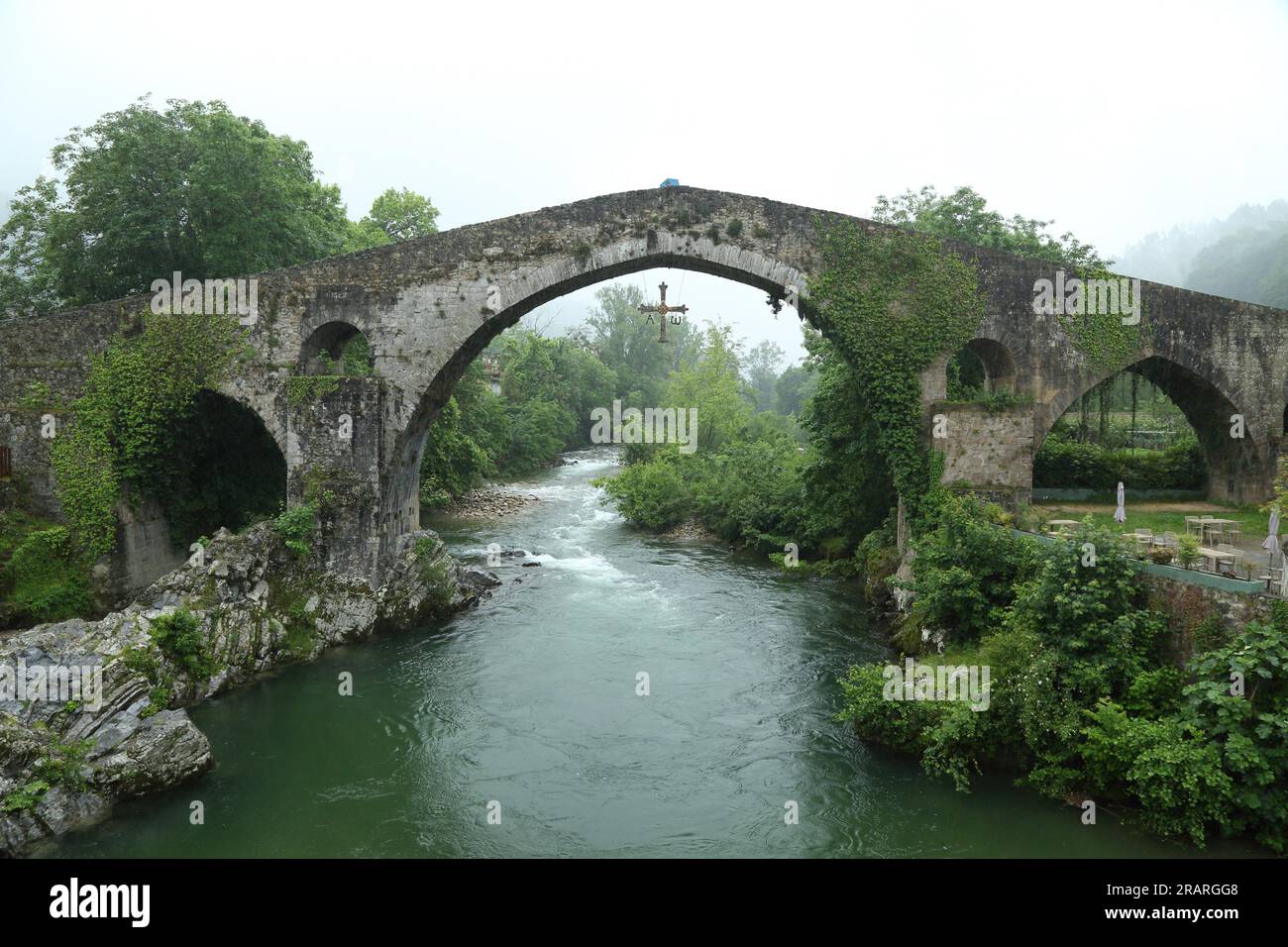 The Roman bridge of Cangas de Onís or puentón is a construction located