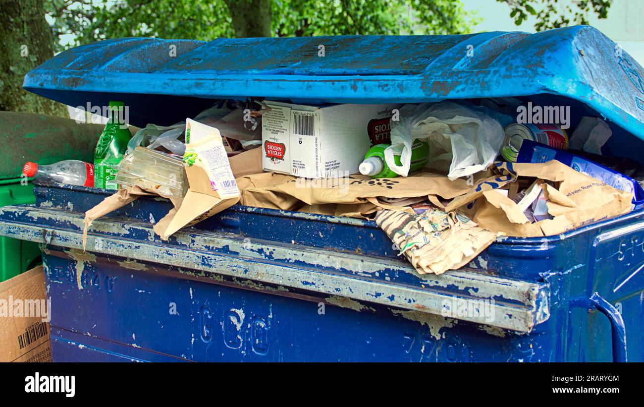 overflowing rubbish bin skip dumpster Stock Photo
